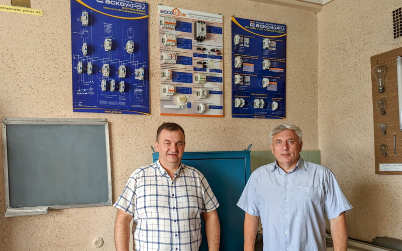 іві
