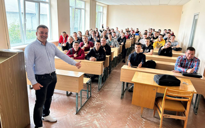 19 вересня відбулася зустріч студентів ОПП «Будівництво та цивільна інженерія» зі стейкхолдером, директором інженерно-монтажної організації ТОВ «АЕРОПЛЮС» Завадою Михайлом Михайловичем. На зустрічі студенти ознайомилися з специфікою роботи потужної будівельної компанії та можливістю подальшого працевлаштування, розвитку та кар’єрного зростання. Також було обговорене питання про майбутню співпрацю щодо залучення студентів до виробничої та переддипломної практик.