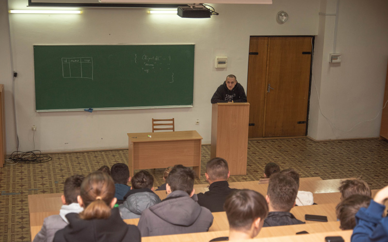 Eleks Незамай Іван звіддаля