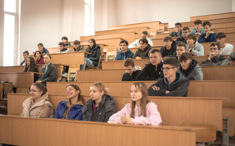 Eleks Незамай Іван уважні слухачі-студенти