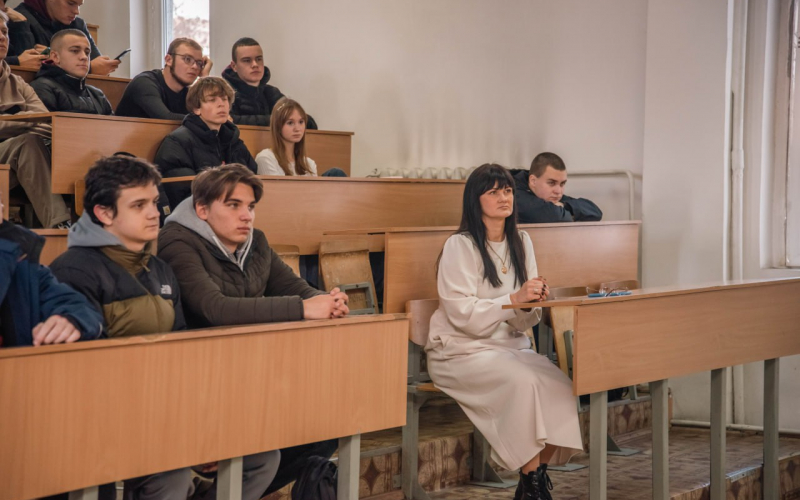 Вікторія слухає