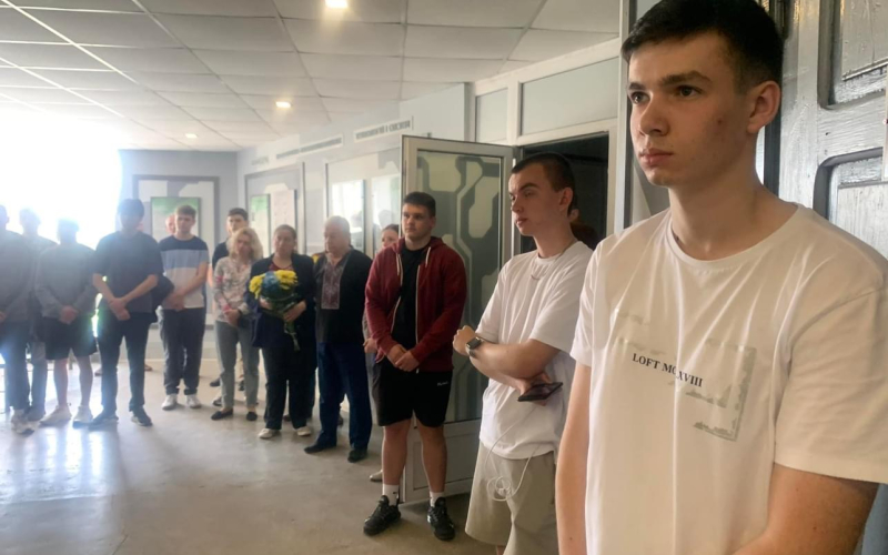випускники герої