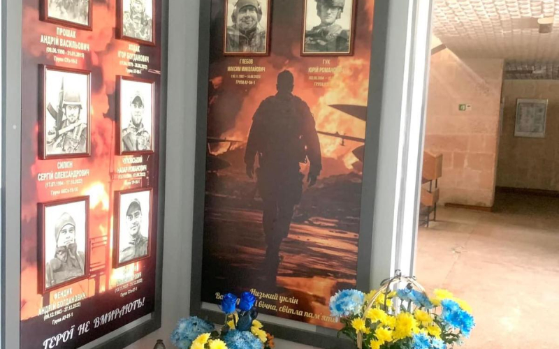 випускники герої
