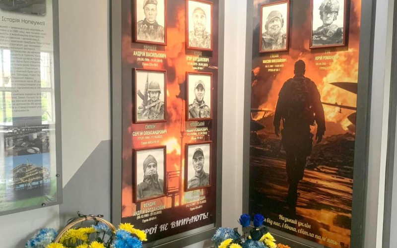 випускники герої