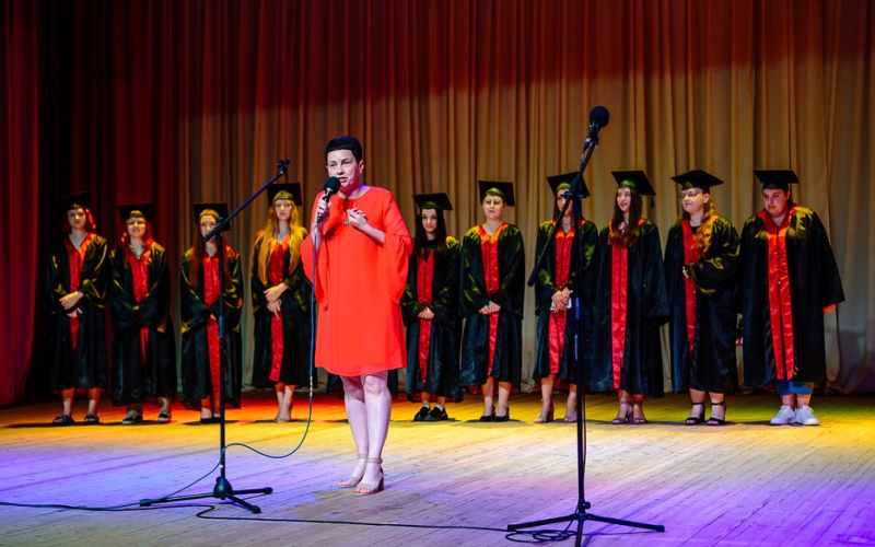 ВРУЧЕННЯ ДИПЛОМІВ