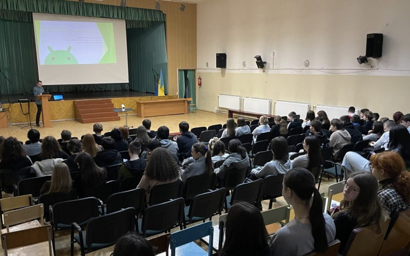 Знайомство з ІТ-професіями: кафедра інженерії програмного забезпечення провела профорієнтаційну зустріч для ліцеїстів