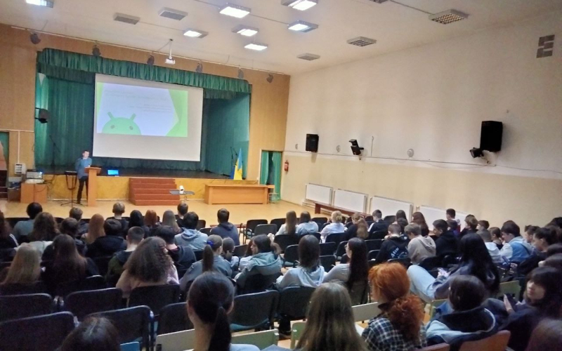 Знайомство з ІТ-професіями: кафедра інженерії програмного забезпечення провела профорієнтаційну зустріч для ліцеїстів