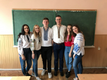 Викладач Тимошенко Д.В. з студентами. Подія - День вишиванки (2019 р.)