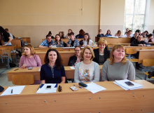 Викладачі разом зі студентами слухають спікерів на події "Business day"