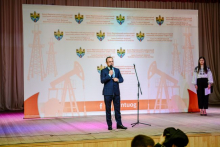 фі